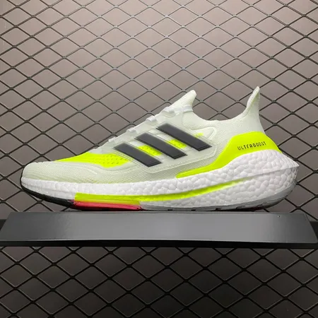 アディダス スニーカー