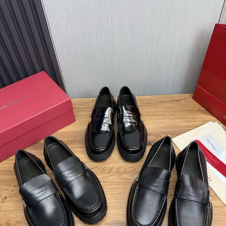 フェラガモ カジュアルシューズ