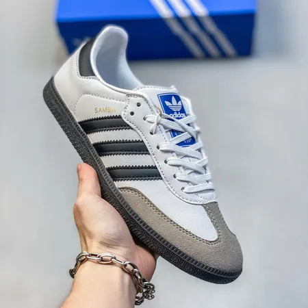 アディダス カジュアルシューズ