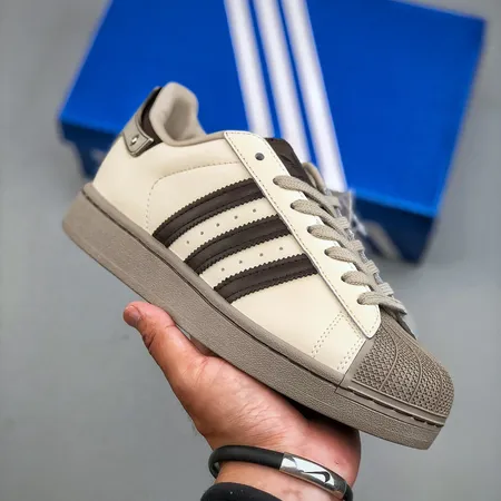 アディダス カジュアルシューズ