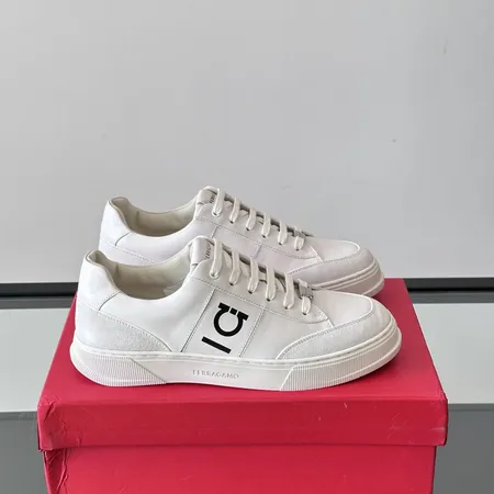 フェラガモ カジュアルシューズ