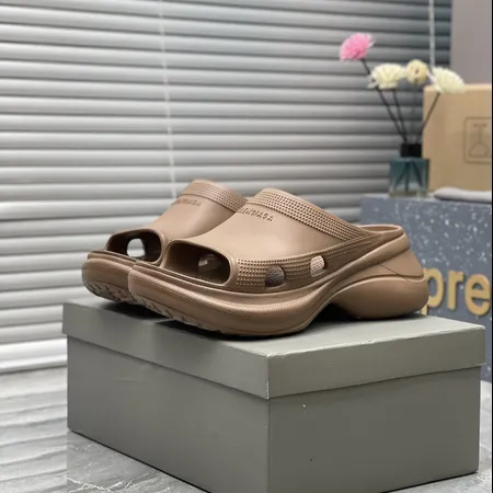 バレンシアガ スリッパ