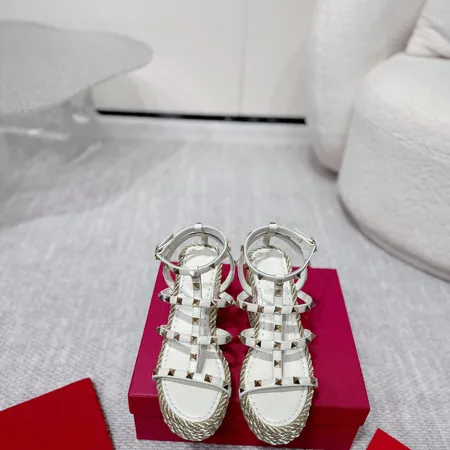 ヴァレンティノ サンダル