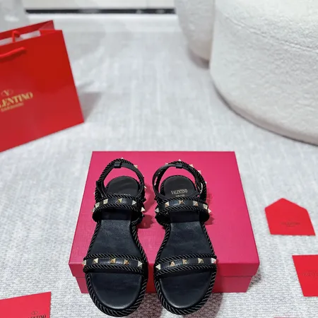 ヴァレンティノ サンダル