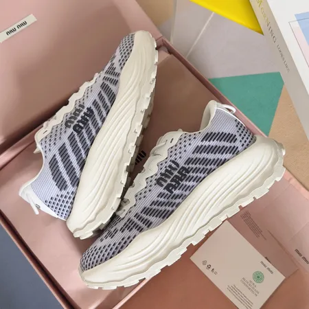 ミュウミュウ カジュアルシューズ