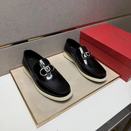 フェラガモ カジュアルシューズ