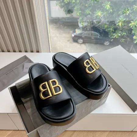 バレンシアガ スリッパ