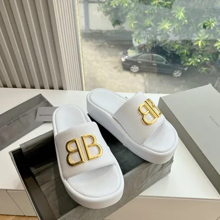 バレンシアガ スリッパ