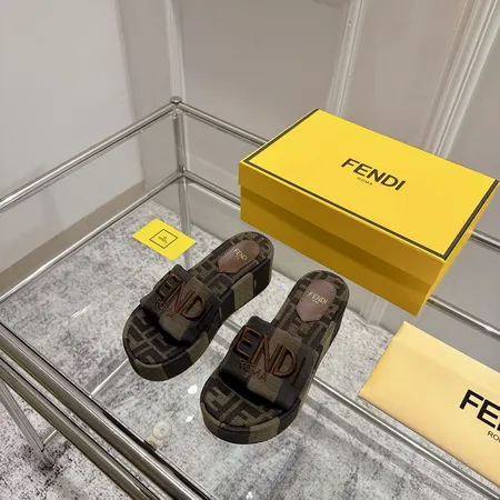 フェンディ サンダル