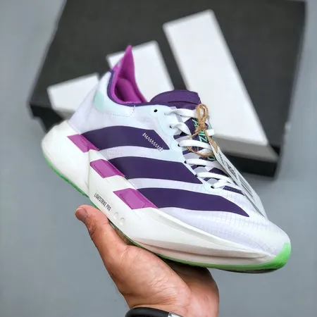 アディダス スニーカー