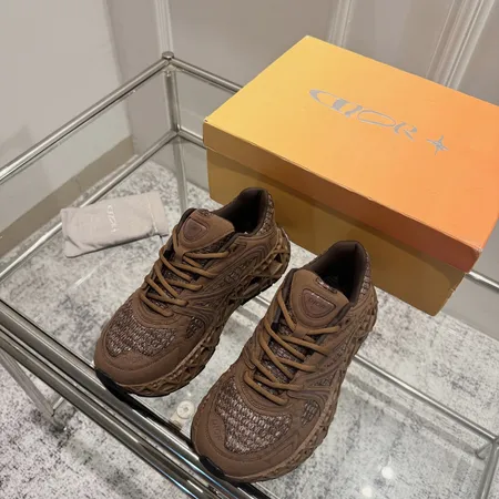 カウズ スニーカー