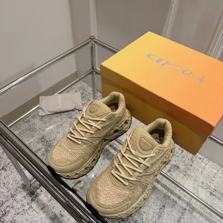 カウズ スニーカー