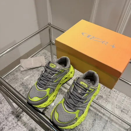 カウズ スニーカー