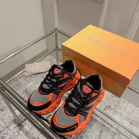 カウズ スニーカー