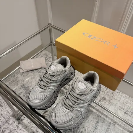 カウズ スニーカー