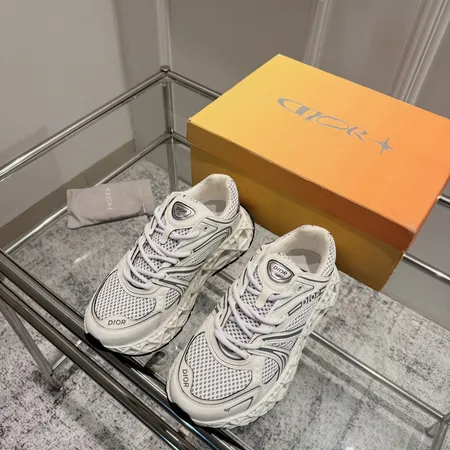 カウズ スニーカー