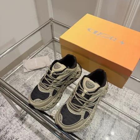 カウズ スニーカー