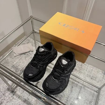 カウズ スニーカー