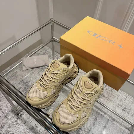 カウズ スニーカー