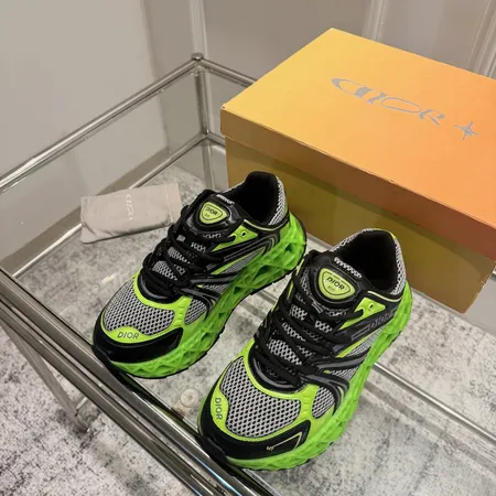 カウズ スニーカー