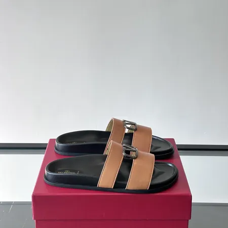 ヴァレンティノ スリッパ