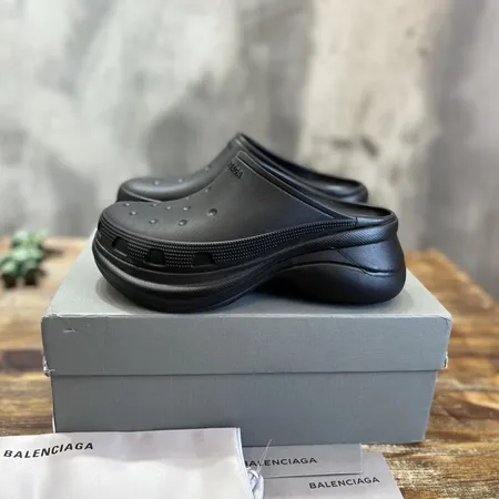 バレンシアガ スリッパ