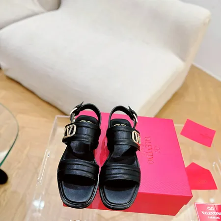 ヴァレンティノ サンダル