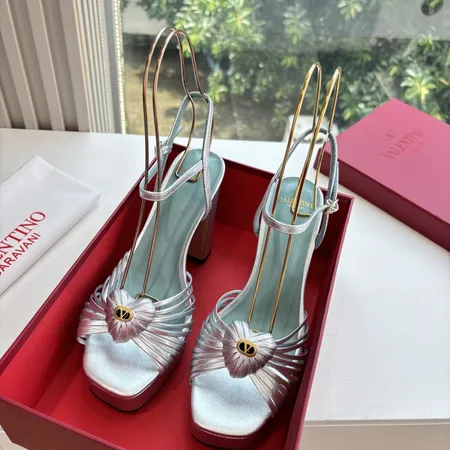 ヴァレンティノ サンダル