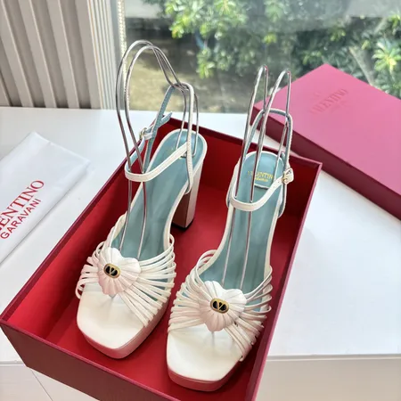 ヴァレンティノ サンダル