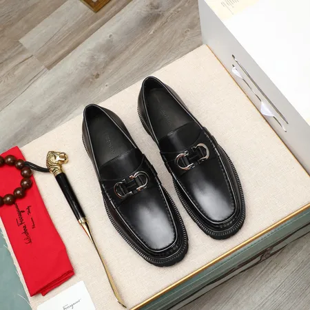 フェラガモ カジュアルシューズ