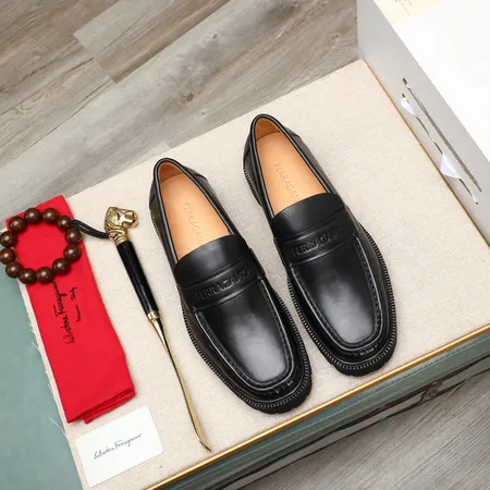 フェラガモ カジュアルシューズ