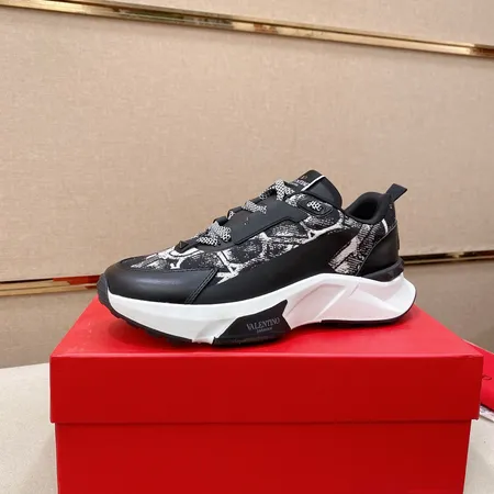 ヴァレンティノ スニーカー