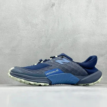 カウズ スニーカー