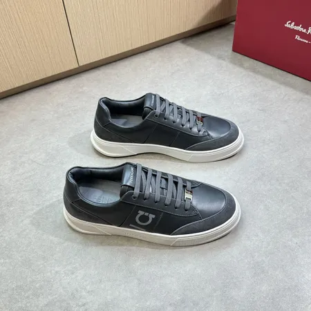 フェラガモ カジュアルシューズ