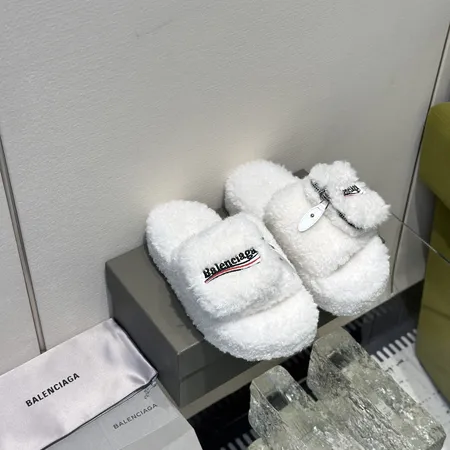 バレンシアガ スリッパ