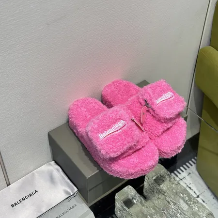 バレンシアガ スリッパ