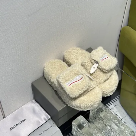 バレンシアガ スリッパ