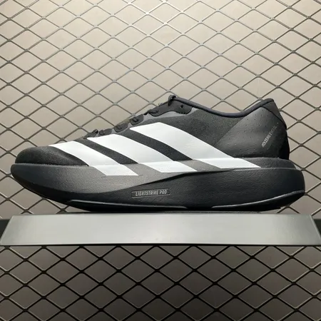 アディダス スニーカー