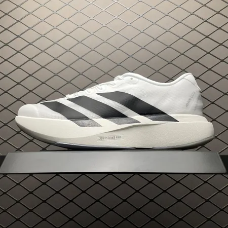 アディダス スニーカー