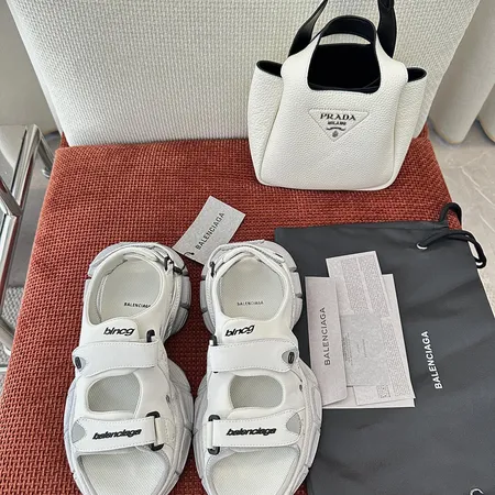 バレンシアガ サンダル