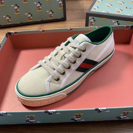 グッチ カジュアルシューズ