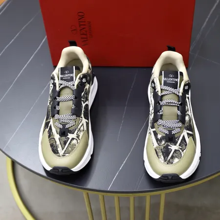 ヴァレンティノ スニーカー