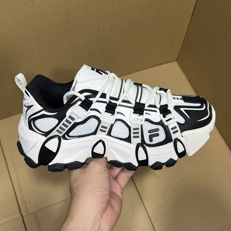 フィラ スニーカー