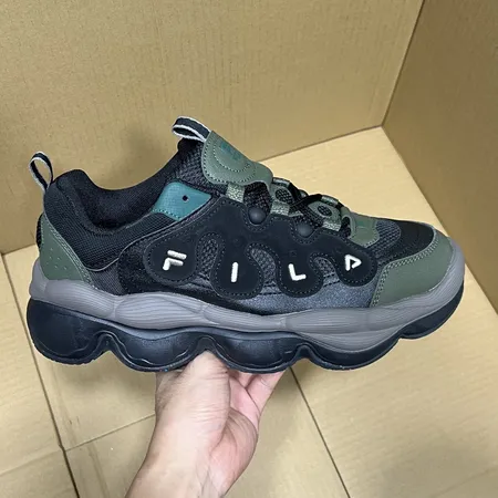 フィラ スニーカー