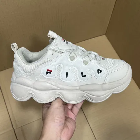 フィラ スニーカー