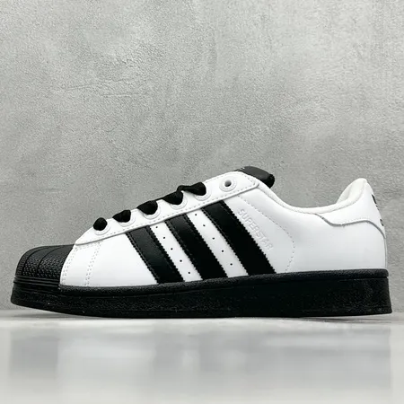 アディダス カジュアルシューズ