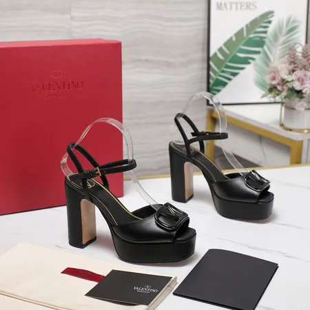 ヴァレンティノ サンダル