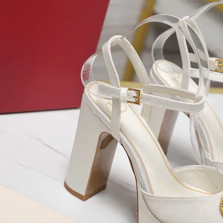 ヴァレンティノ サンダル