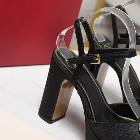 ヴァレンティノ サンダル