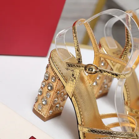 ヴァレンティノ サンダル